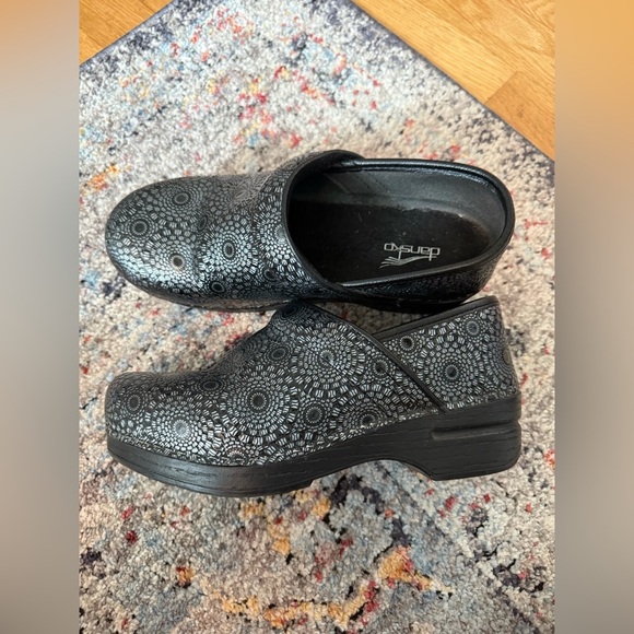 Dansko Black Medallion Patent Clogs Leather EU Size 36 - Picture 4 of 5